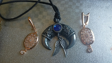 Амулет "рога буйвола" несет мощь, процветание и предостерегает от опасности. Соколиные перья даруют неустрашимость сокола! Острые края остроту придают, с таким амулетом надо быть поаккуратней!