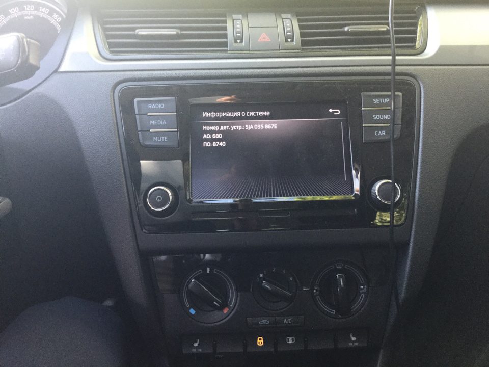 5ja035867e, нет кнопки phone(mute), нет кнопки app(sound), скорее всего вместе с этим ГУ в машине не будет и микрофона в плафоне водителя