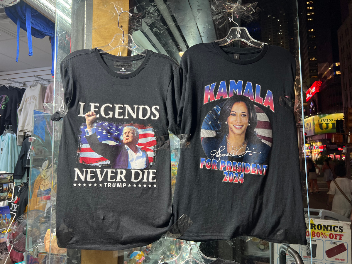 Майки на любой вкус! Слева: «Легенды никогда не умирают». Справа: “Камала в президенты 2024». Фотография из личного архива. 