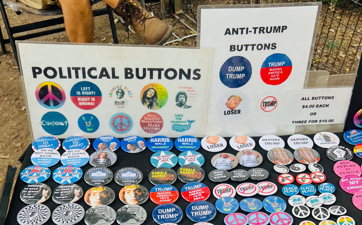 Самодельные значки. Фотография из личного архива. 