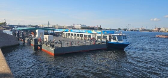 Длина, м 36,35   Ширина, м 12,15   Высота борта 1,58   Осадка, м 0,82   Вместимость, чел. до 300    Символ класса — К(*) [1] Berth-connected ship (S) floating terminal29 августа судоходная компания «Нева Тревел» ввела в эксплуатацию новый пассажирский причал в центре Санкт-Петербурга. Плавучий объект построили на судостроительном заводе «РОСТР» (г. Новая Ладога).📷    Фото: Нева Тревел
Сейчас в управлении судоходной компании находится 13 пассажирских причалов, прокомментировали «Медиапалубе» сообщили в пресс-центре «Невы Тревел». 11 из них работают в Санкт-Петербурге и 2 — в парке «Остров фортов» в Кронштадте.Новый пассажирский причал «Зимняя канавка» (Дворцовая наб., 32, Санкт-Петербург) представляет собой большой современный комплекс, построенный под наблюдением Российского морского регистра судоходства.
Новый пассажирский понтон спроектирован по заказу нашей компании специально для постановки в Санкт-Петербурге. Он построен с учетом требований РС, Администрации «Волго-Балт», а также нормативов градостроительного проектирования. Этот понтон может обслуживать все типы существующих и перспективных пассажирских судов. Новый причал обеспечит повышенный уровень комфорта и безопасности для пассажиров во время ожидания, посадки и высадки, — отметил генеральный директор судоходной компании «Нева Тревел» Юрий Набатов.Основные технические характеристики причала «Зимняя канавка»
