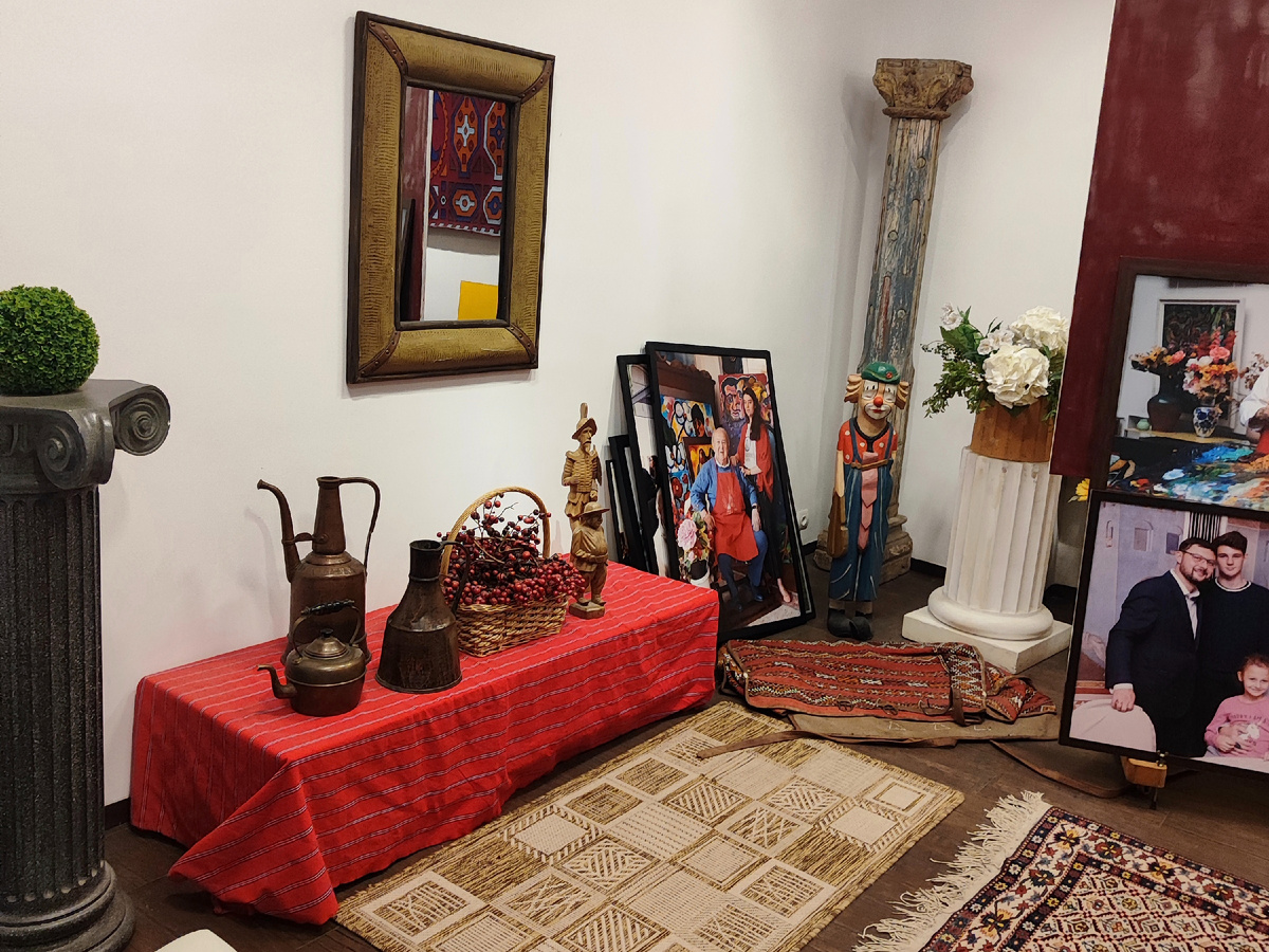 Начать хочется с зала, где экспозиция имеет очень домашний, неофициальный вид.