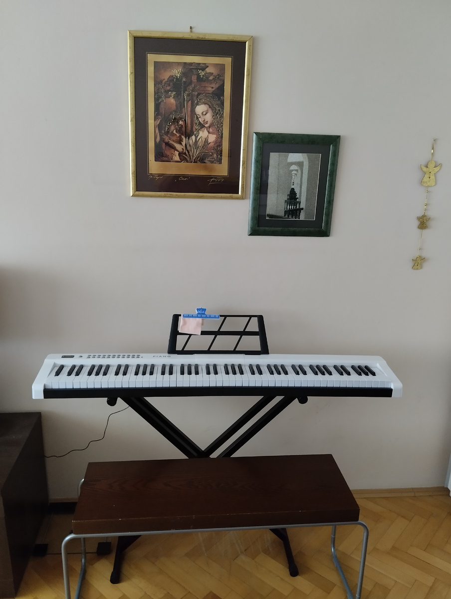 Вот так поставили пианино. На место комода. А комод на место, где была банкетка. Рядом с диваном.