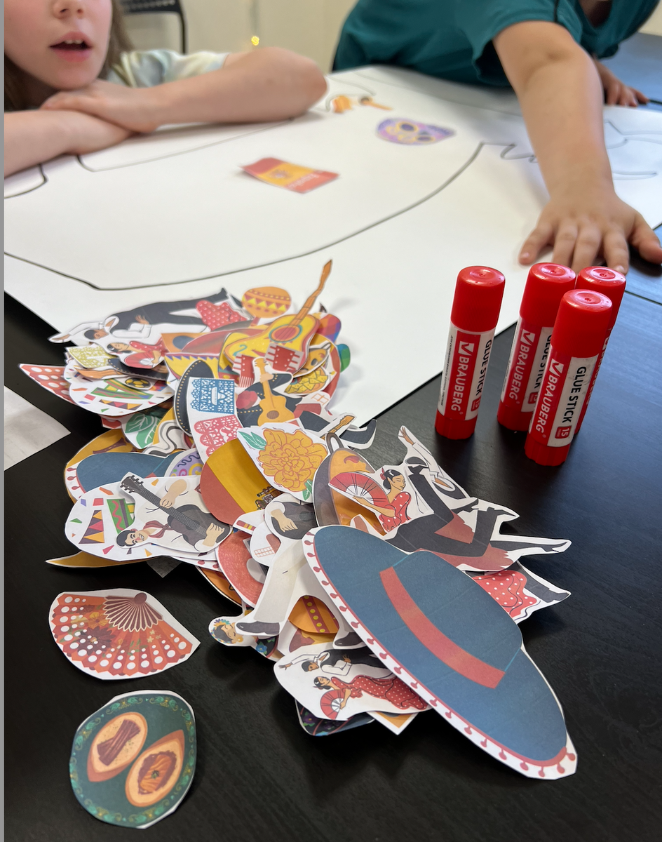 Про транскрипцию английского языка не знает разве что ленивый. И не очень понятно, что это такое, нужно ли ее учить или нет, и если нужно, то когда. Давайте попробуем разобраться. Так вот, транскрипция это письменное воспроизведение слов при помощи специальной графической системы. Так, русское слово “молоко” произносится как “малако”. А вот английское слово daughter? Читается оно совершенно не так, как пишется. В этом-то и заключается сложность – как же правильно прочитать это слово? И для многих людей решением, особенно на начальном этапе изучения языка, является транскрипция. Для людей, которые ее уже выучили в свое время. Встретилось незнакомое слово? Залезли в любимый словарик и посмотрели транскрипцию. Ну либо можно сделать еще проще – загрузить себе на телефон Google переводчик☺ То есть в таком случае, транскрипция конечно же работает и является отличным способом углубить свои знания о языке.
А как обстоят дела в этом плане с детьми? Приходят они в школу, а там их обучили алфавиту. Сама по себе уже задача не из легких. Выучили значит его, а читать пока все еще не умеют. Потом дали еще какого-то незнакомого зверя под названием “транскрипция”. И говорят, что вот уж она поможет научиться читать. А там ведь еще больше незнакомых символов, чем в алфавите английского языка. И по всем этим знакам нужно каким-то образом научиться читать.

На самом деле, детям страновится очень не по себе от такого метода. Слишком много информации и совершенно не понятно, как ее применять в жизни.А нужно всего лишь отложить изучение транскрипции до класса так 3-4, и просто научить ребенка читать без нее. Для этого нужно изучить звуки. И только потом изучать сам алфавит. Тогда ребенок слово map прочитает именно так, как нужно. А не будет пытаться изобразить слово как “эмэпи”. (буква произносится как ЭМ, а звук у нее М)
При таком подходе ребенок уже за год до школы, а может даже раньше, будет знать как читаются элементарные английские слова. Потом изучить уже названия букв. Постепенно он станет уверенным в своих силах и возможностях. И только потом целесообразно познакомить его с транскрипцией, как методом чтения более сложных и длинных слов в английском языке. А до этого момента любой ребенок, изучив слова kite, bike, mine,сможет прочитать правильно слово pipe.
В результате, что дает такой метод обучения?
· Во-первых, мы не загружаем голову ребенка ненужными ему знаниями, а даем четкие инструкции и результат.
· Во-вторых, научиться читать при помощи этого метода можно гораздо быстрее и уже в дошкольном возрасте.
· А в-третьих, мы не вызываем у ребенка отвращения к чтению.

Вот и получается, что по сути транскрипция для обучения чтению не самый важный элемент. И начать лучше со звуков английского языка. Если в школе, где обучается ребенок, не пользуются транскрипцией, то вам очень повезло. А если нет – то помогите ребенку самостоятельно, начав с ним заранее изучение звуков. Ну, или отдайте его в грамотную языковую школу☺