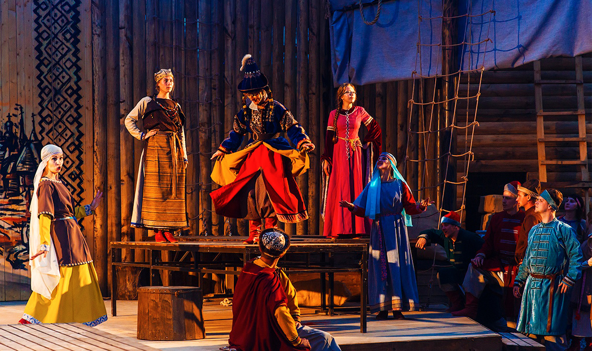 Постановка по мотивам известной легенды о гусляре Садко, побывавшем у Подводного короля.Фото: Уличный театр Садко