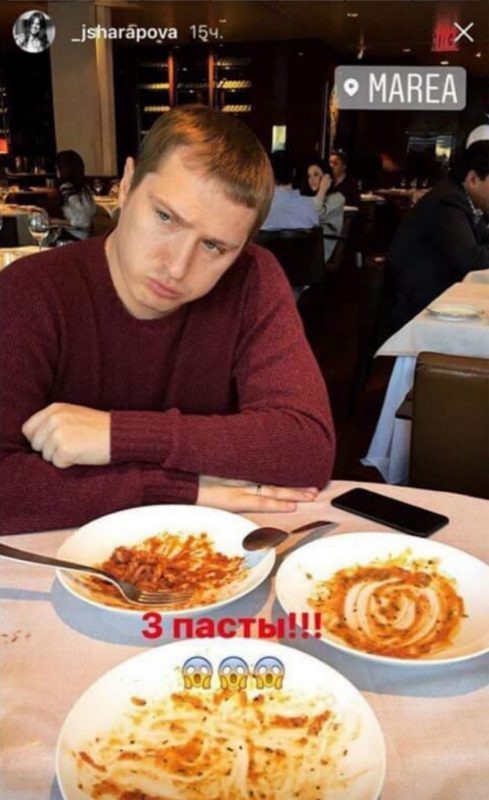   Алексей Голубев в Нью-Йорке съел три пасты к удивлению жены, ведущей телеканала «Матч ТВ» Юлии Шараповой (апрель, 2017 год)