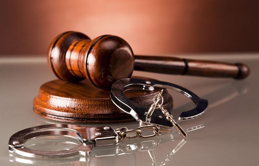    Судья, чьи дети являются гражданами США, пытается сохранить должность