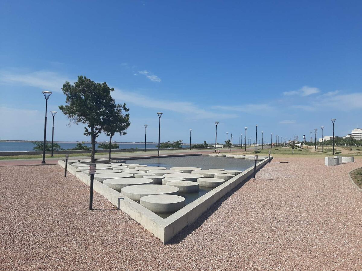 Сакская набережная в конце августа.