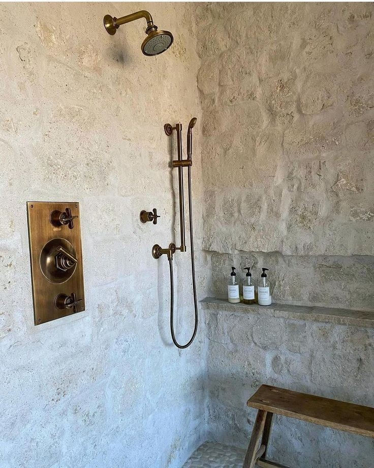 Изображение с сайта https://gramydeco.com/best-shower-walls-materials/, использовано в иллюстративных целях