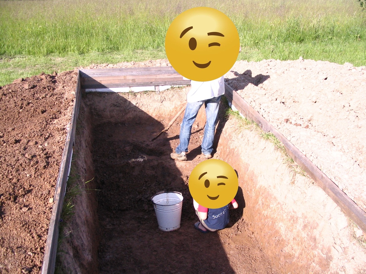 Копаем яму под бассейн. Фото автора