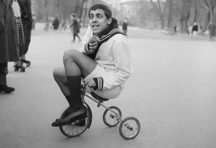 AAdriano Celentano imitating Jerry Lewis, 1956. Как указывается, на этом фото 18-летний Адриано Челентано пародирует популярного комика Джерри Льюиса.