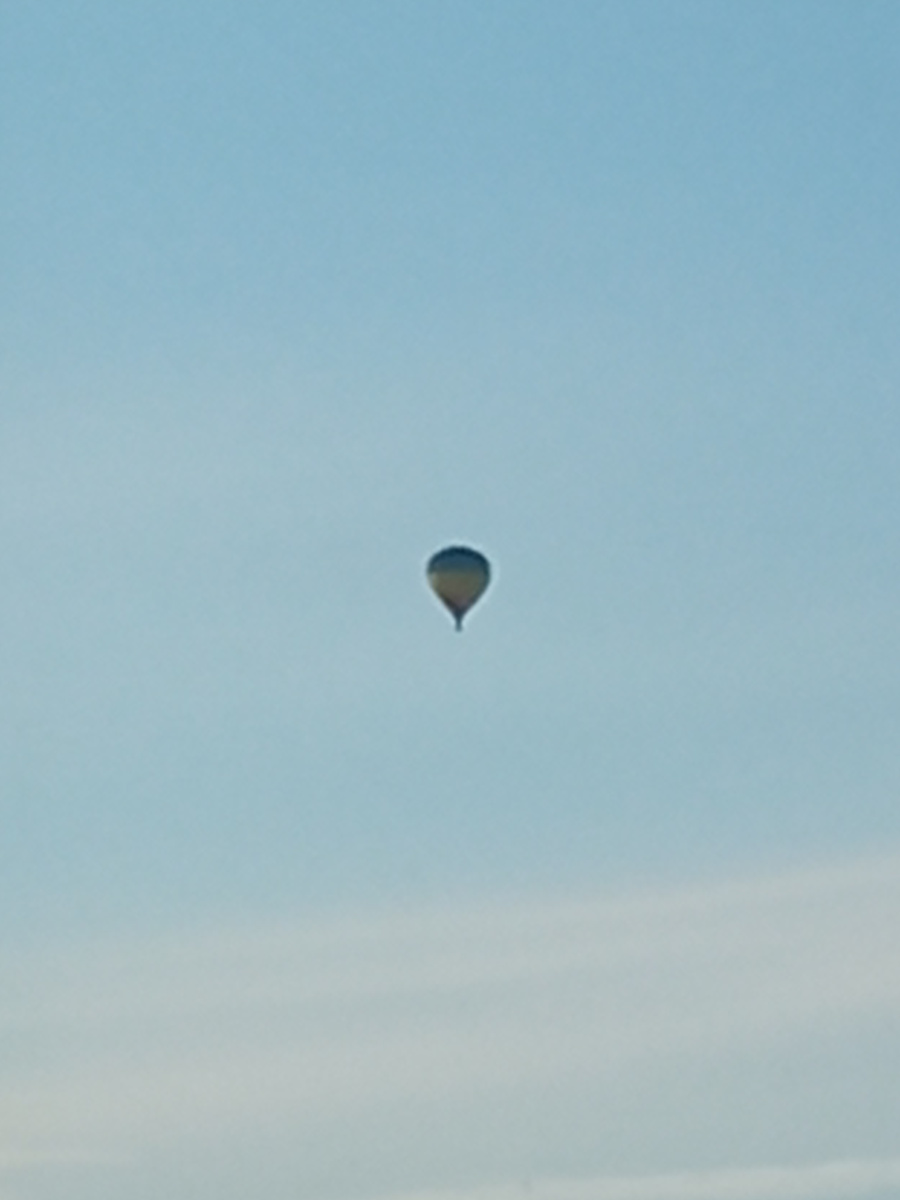Однажды за моим окном пролетел воздушный шар. не такой, конечно, как в повести, но всё же...