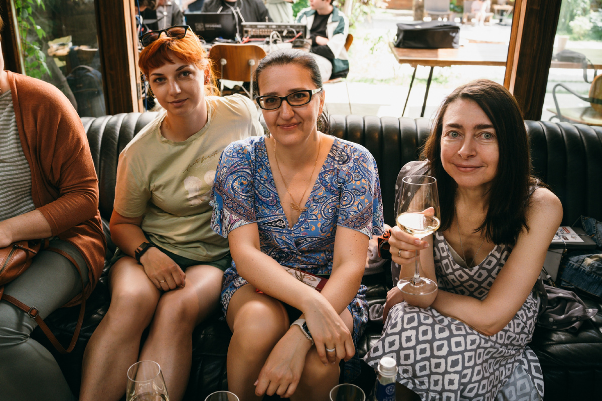 Женская половина нашей подборки на встрече блогеров, кроме Гали и Насти. И наших мужчин. Мечтаю, что когда-нибудь мы все соберёмся вместе и сфотографируемся) И поднимем бокалы за наших подписчиков – учителей и учеников!