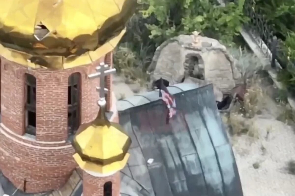    Появились кадры водруженного на часовне в Карловке флага батальона «Сомали»