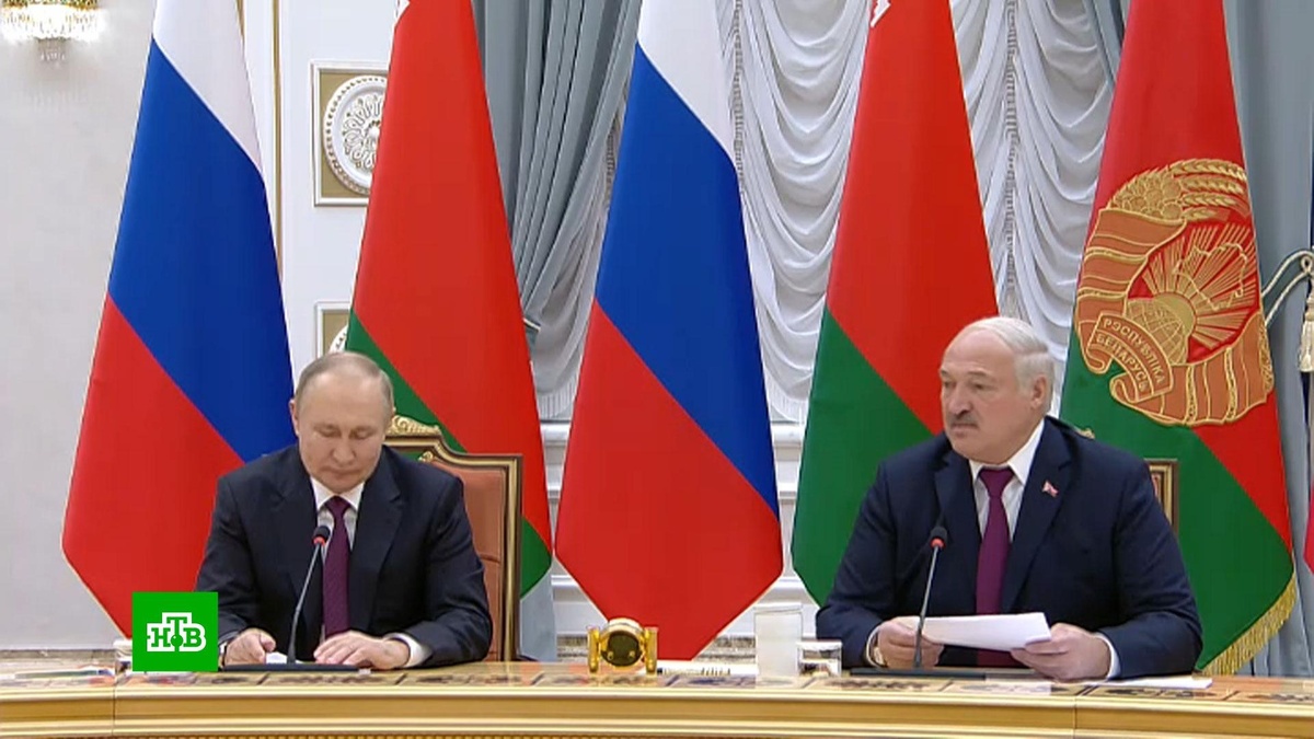    Путин наградил Лукашенко орденом Андрея Первозванного