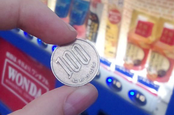 У вендингового автомата (100 йен = ~63 рубля)