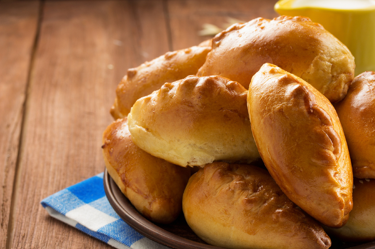 Источник: https://ru.freepik.com/premium-photo/tasty-pastry-plate-wooden-surface_13991351.htm#fromView=search&page=1&position=15&uuid=841152c0-1adf-4d15-86b1-e79058b82614&query=%D0%BF%D0%B8%D1%80%D0%BE%D0%B6%D0%BA%D0%B8+%D1%81+%D0%BA%D0%B0%D0%BF%D1%83%D1%81%D1%82%D0%BE%D0%B9+%D0%B8+%D0%BA%D0%B0%D1%80%D1%82%D0%BE%D1%84%D0%B5%D0%BB%D0%B5%D0%BC
