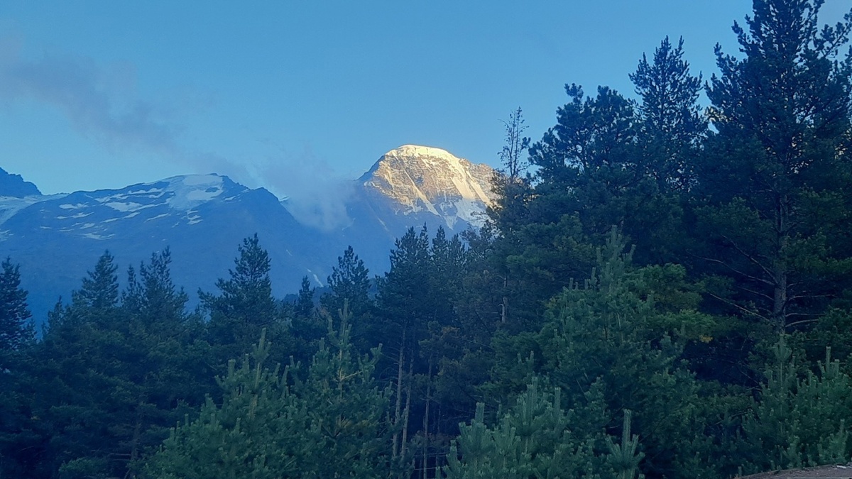 Вид из нашего лагеря. Гора Донгузорун, Вечер, солнце скрылось за горами, но вершины ещё золотые.