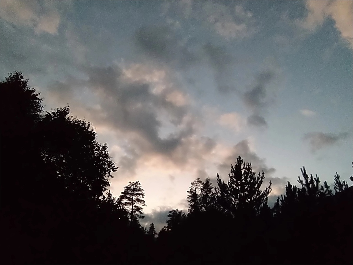 Вечер, вид из лагеря.