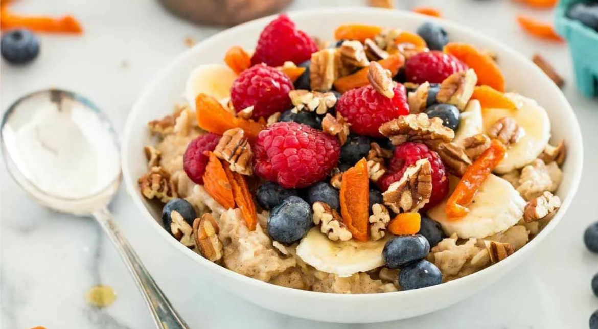 Овсяная каша с ягодами и орехами 