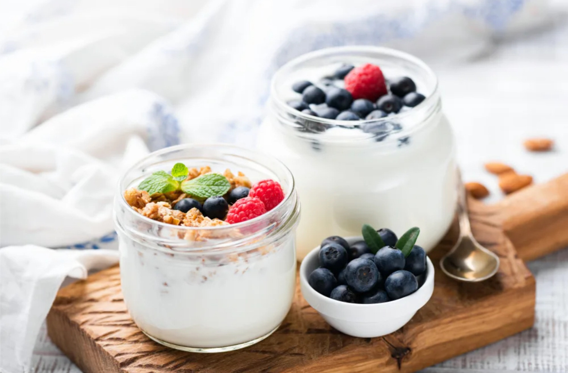 Греческий йогурт с гранолой и фруктами 