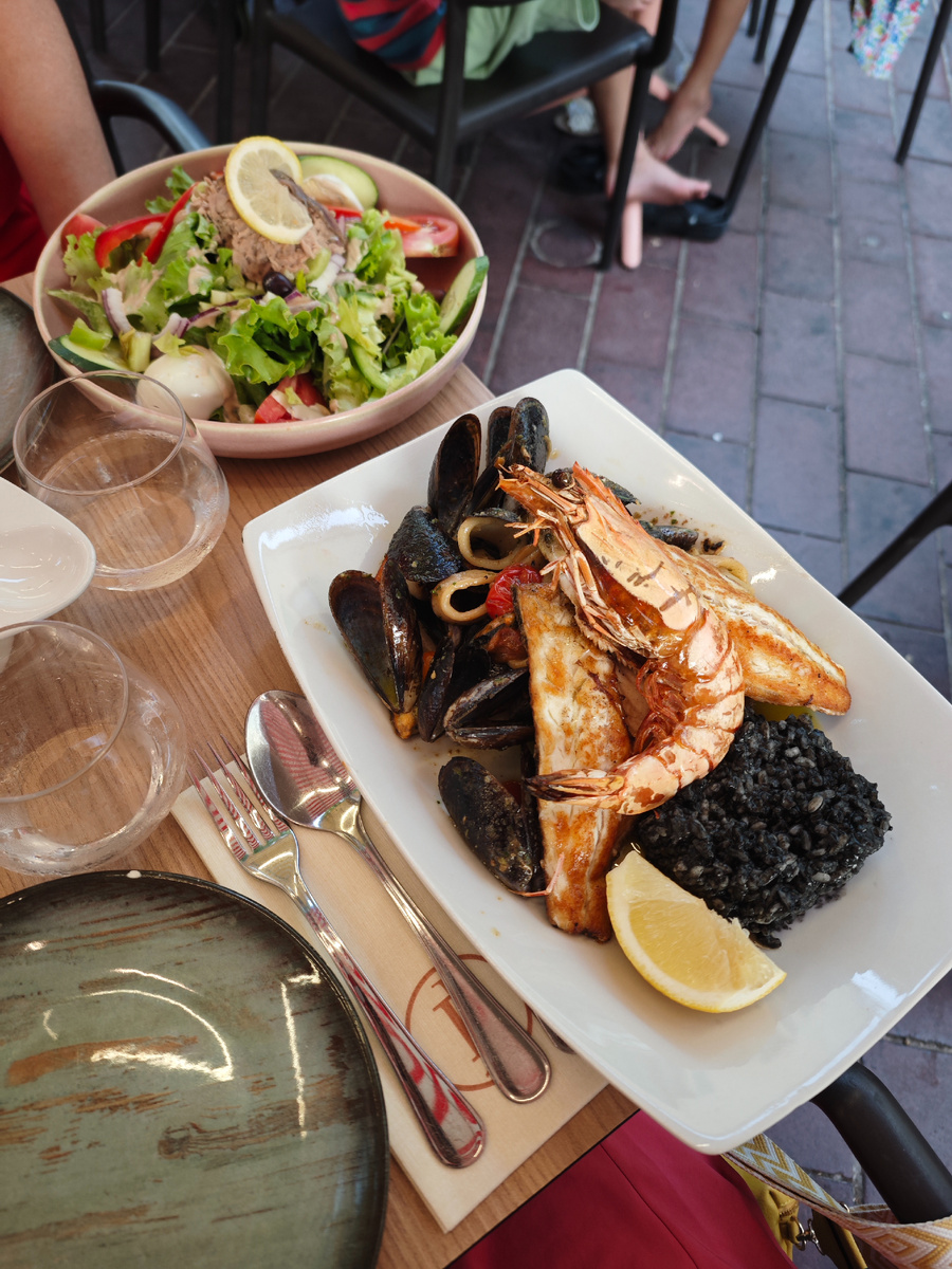 Эти два блюда с маленькой бутылкой вина стоили 69 евро в Ницце.