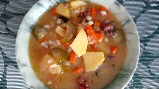 Рассольник с копчеными ребрами, перловкой и солеными огурцами. Классический рецепт вкусного рассольника.