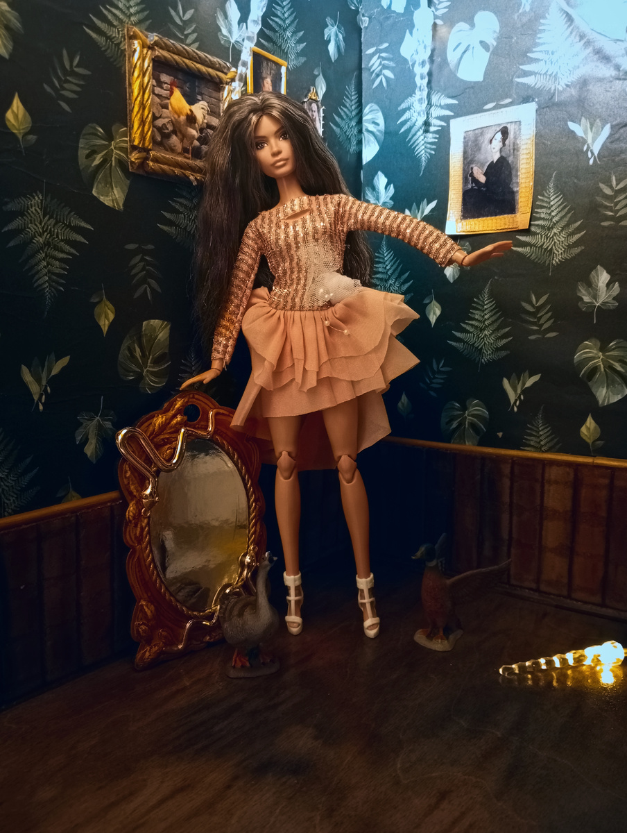 Эта дамочка всегда уверенна в собственной  неотразимости)