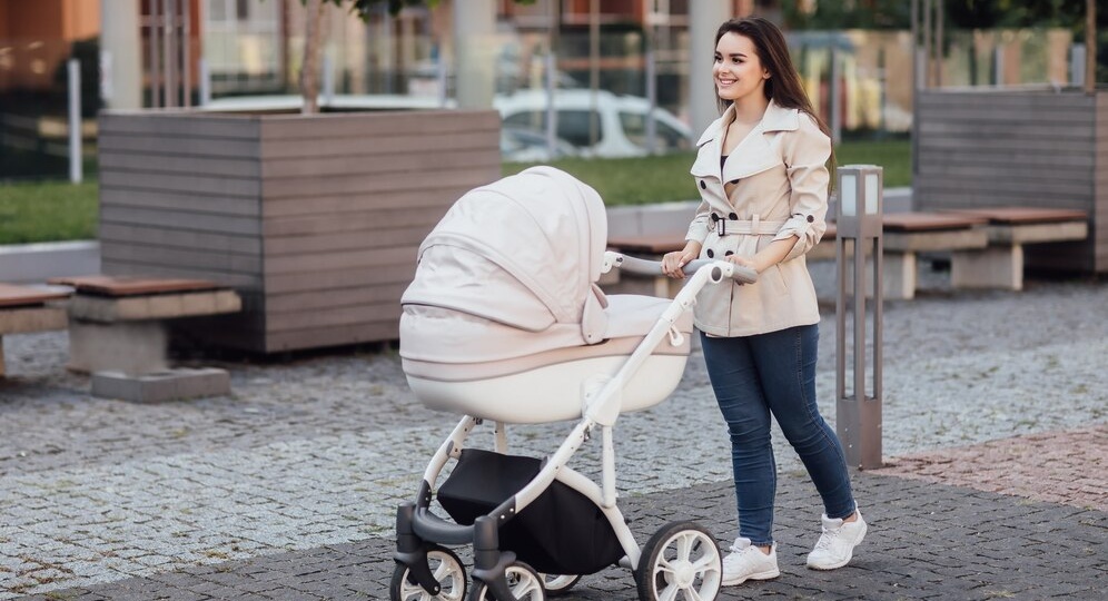 Какой материал выбрать для коляски: экокожу или текстиль?