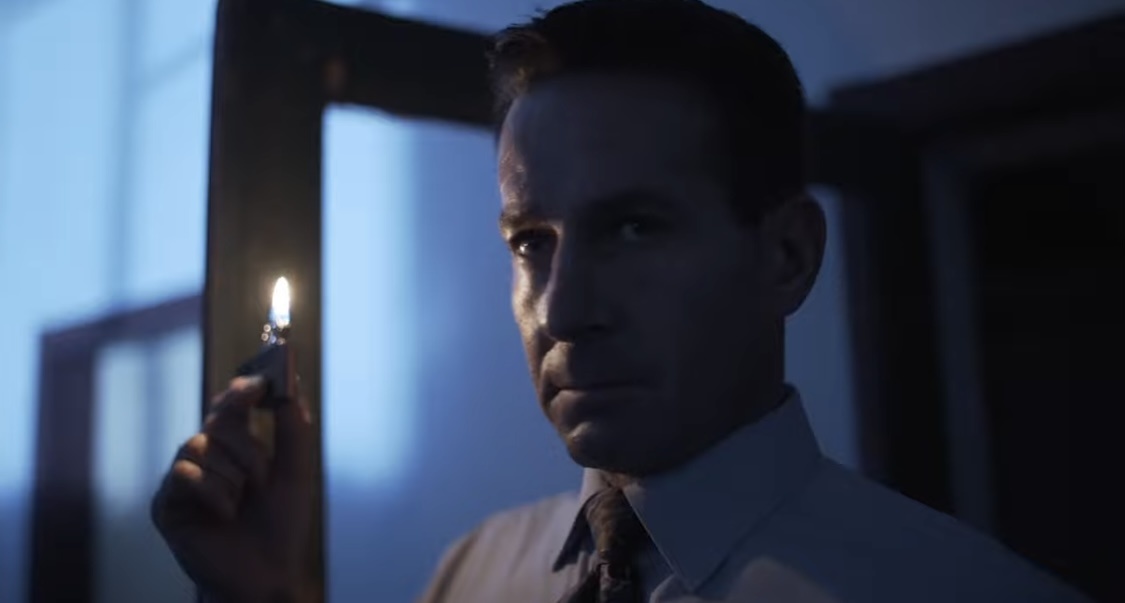 Вместо абсурдных действий здесь реальный ужас от происходящего и борьба со своим страхом