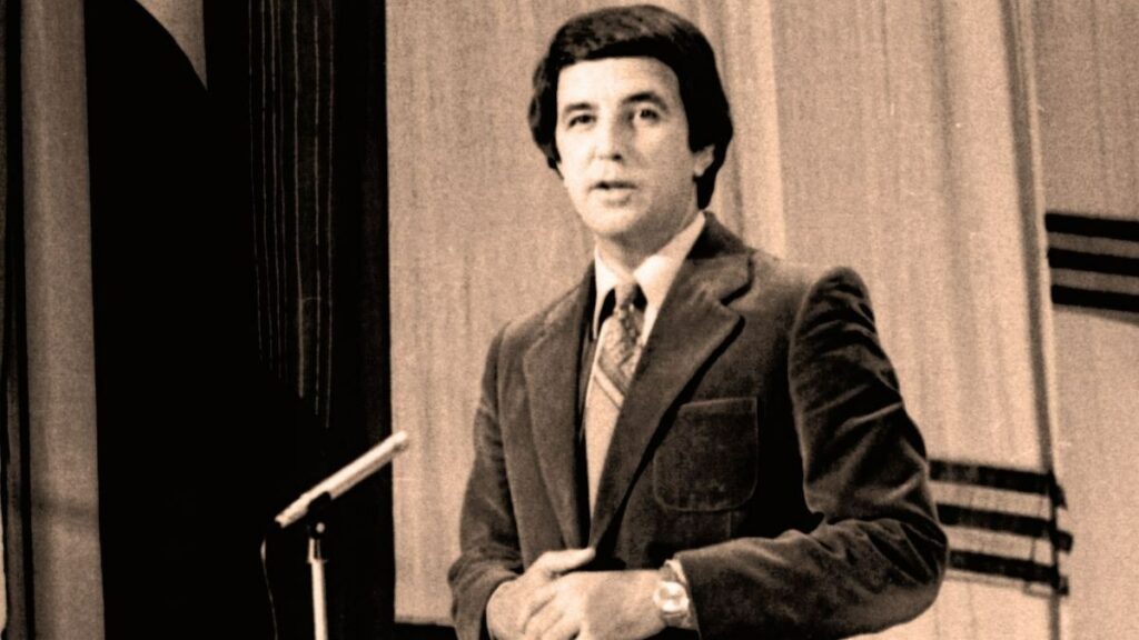 Мужик с чемоданом. В ярославль приходят поезда с беженцами из ленинграда. Китайские туристы. Бизнесмен с чемоданом. Человек покинувший страну.