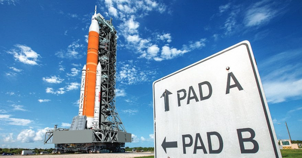 Ракета-носитель SLS на мобильном транспортере ML-1 в Космическом центре им. Дж. Кеннеди во Флориде. Фото: NASA 
