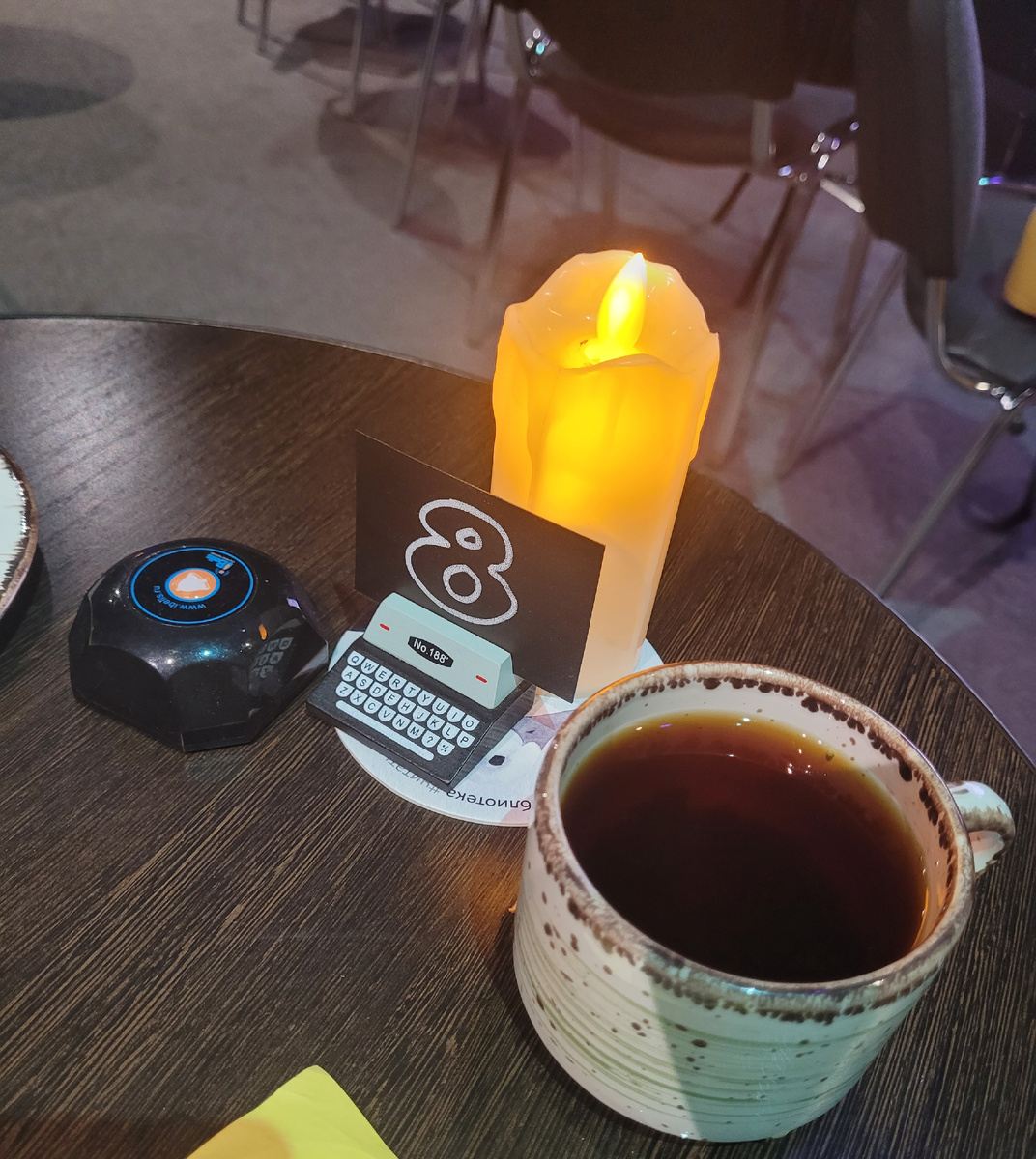 На столе не может не быть пишущий машинки