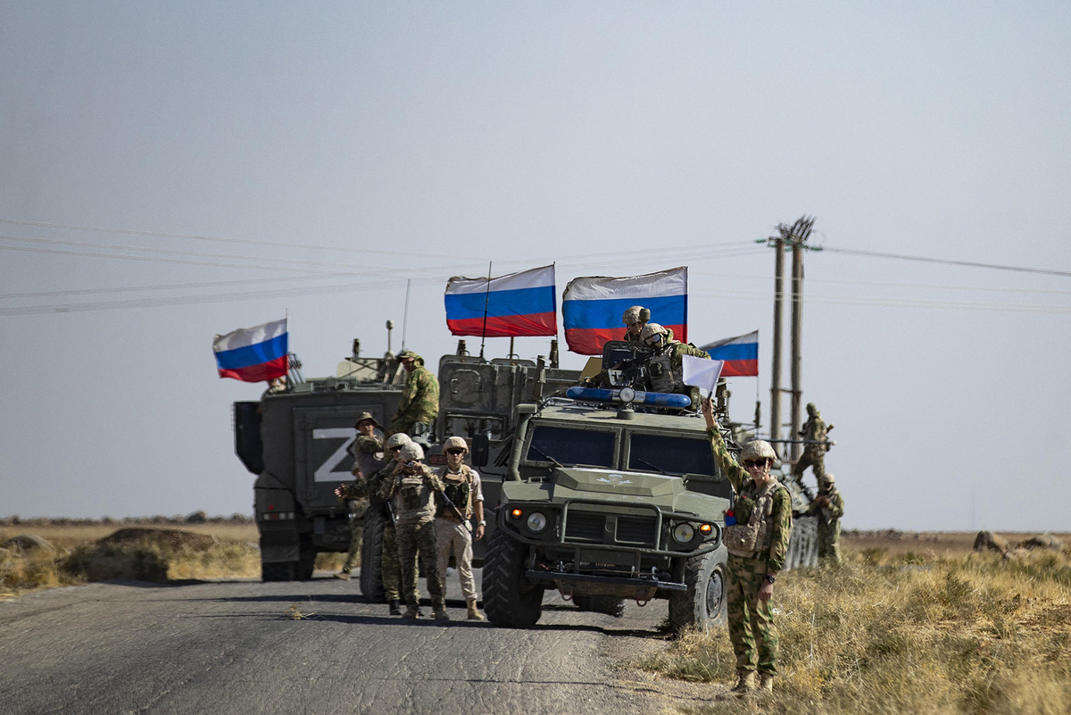 Российские военные патрулируют маршрут на нефтяном месторождении недалеко от Эль-Кахтании, Сирия