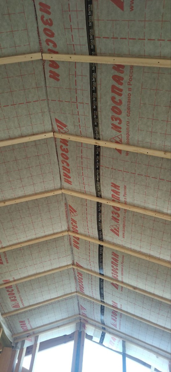 В процессе установки утеплителя обязательно обеспечиваем его защиту, применяя пароизоляционный слой изнутри помещения и паропроницаемую (диффузионную) мембрану со стороны улицы.