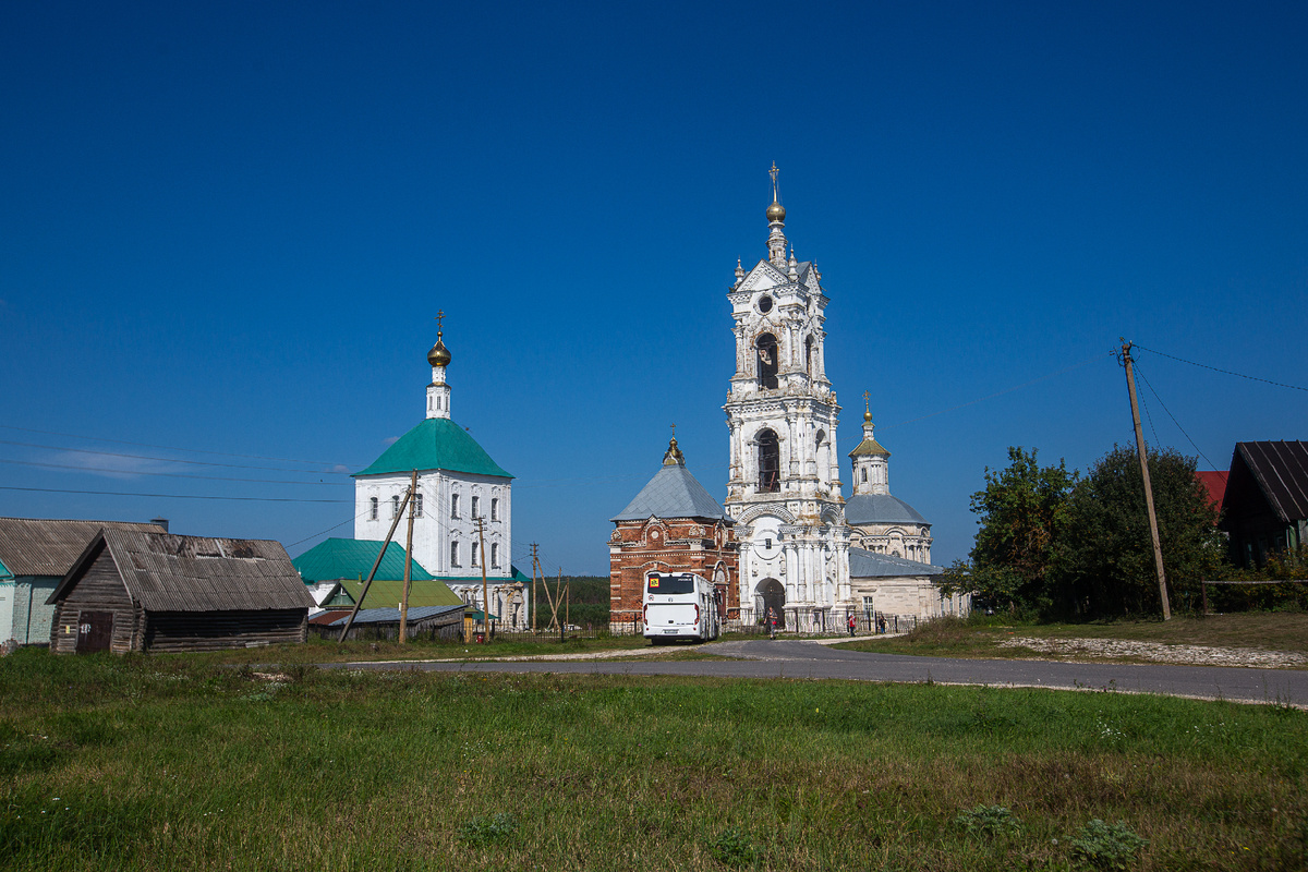 Никольская церковь (слева), часовня (в центре) и Преображенская церковь (справа) храмового комплекса в селе Погост (ранее Гусевский Погост). Касимовский муниципальный округ, Рязанская область. Фото автора статьи 