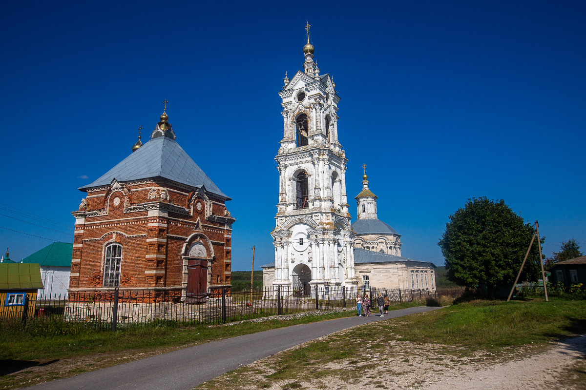 Часовня (слева) и Преображенская церковь с колокольней (справа). Село Погост (ранее Гусевский Погост). Касимовский муниципальный округ, Рязанская область. Фото автора статьи 
