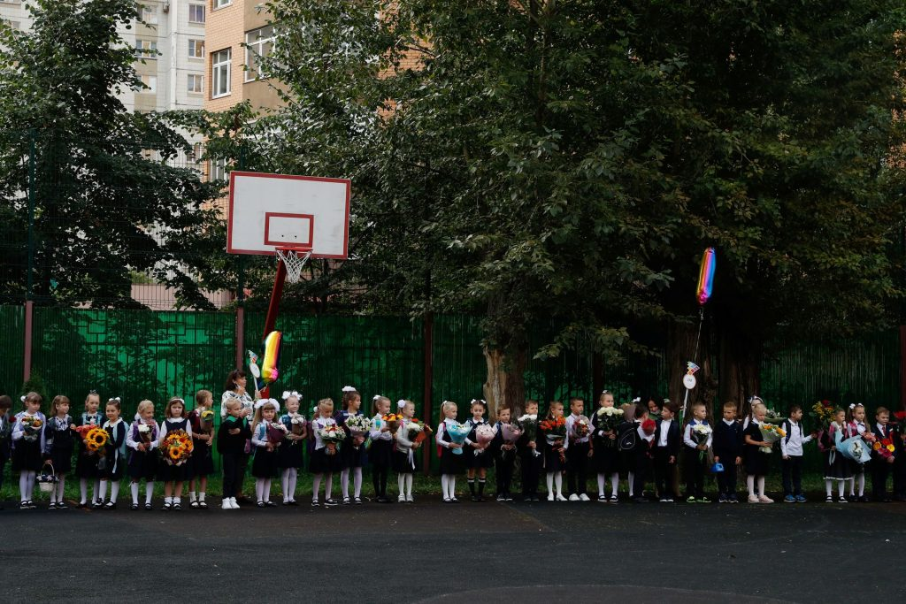 Первоклассники стоят на церемонии открытия учебного года в одной из московских школ, 1 сентября 2020 года. Фото: REUTERS/Evgenia Novozhenina.