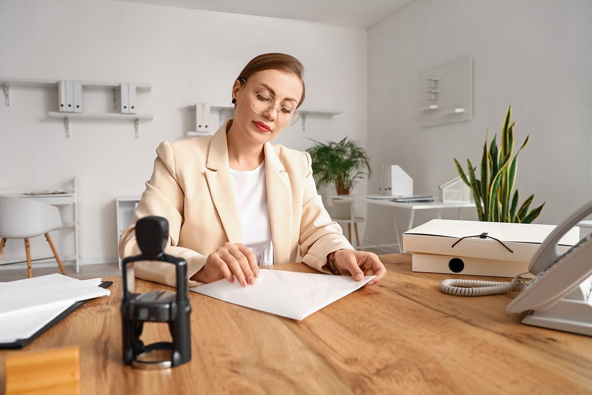 С июля 2022 года апостиль выдают и в электронном виде. Но помните: такой примут не во всех странах, могут попросить бумажный вариант. Источник: Shutterstock📷
