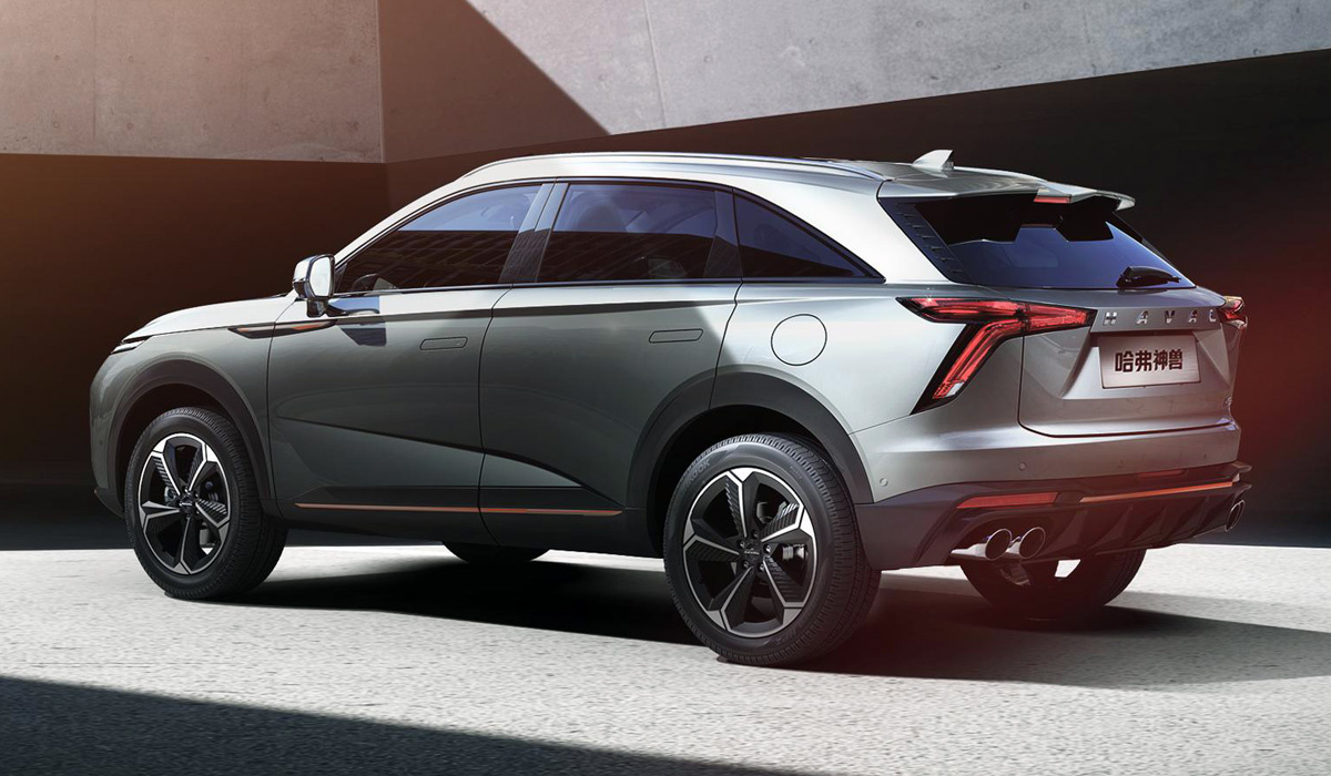 Новый Haval F7 - вид сзади