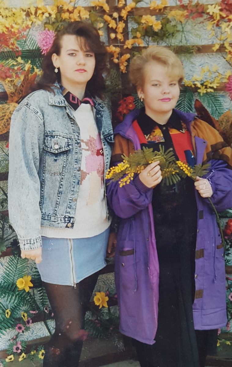 Я в том самом свитере, с сестренкой. 1990 год