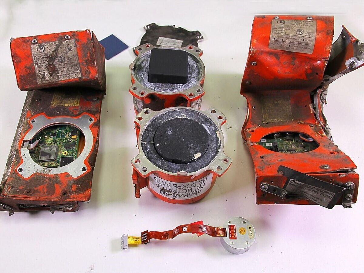    Бортовые самописцы разбившегося в Подмосковье самолета© Фото : Межгосударственный авиационный комитет