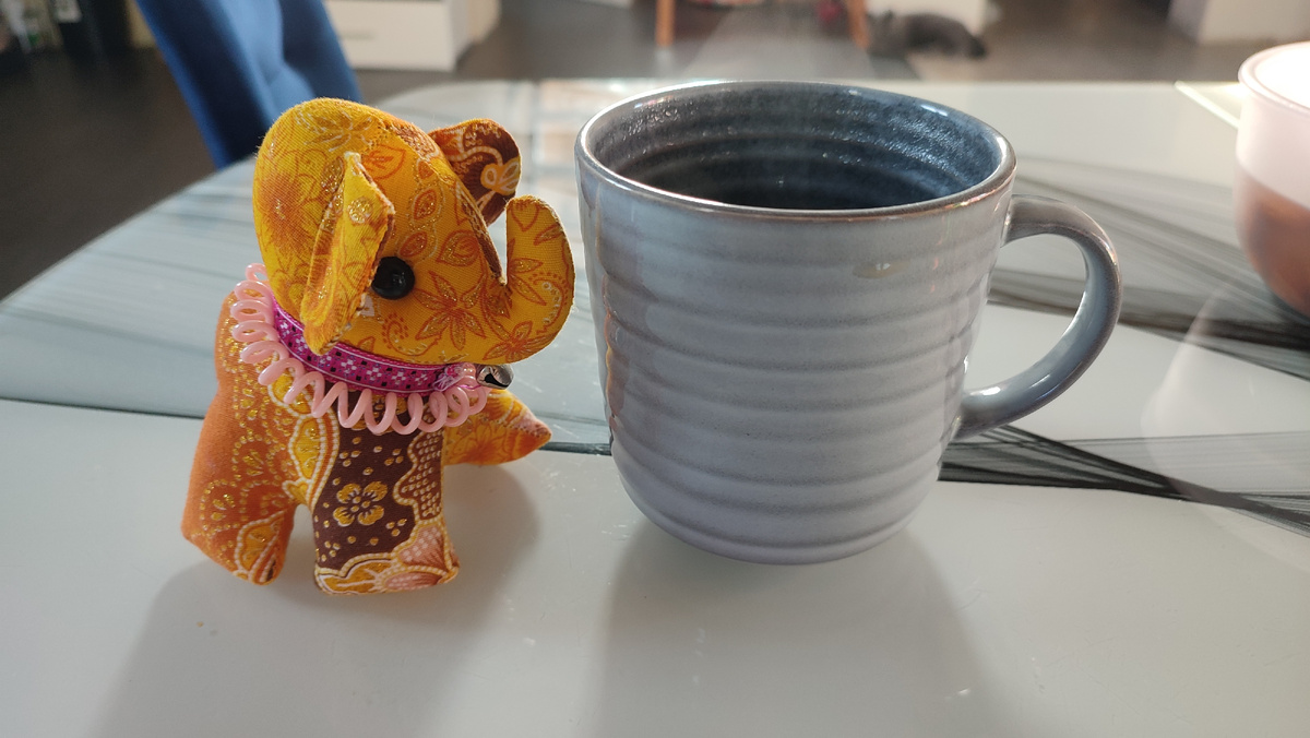 Слоненок из Тайланда. Сижу пью кофе