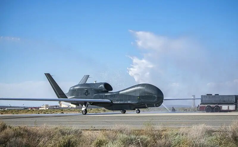 Американский разведывательный БПЛА RQ-4B Global Hawk сегодня выполнял разведывательный полет у российских границ над территорией Эстонии, однако в процессе работы подал сигнал о потере связи с...