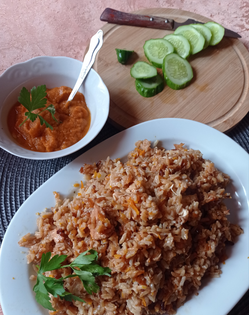 Плов из тёмного риса и кабачковая икра