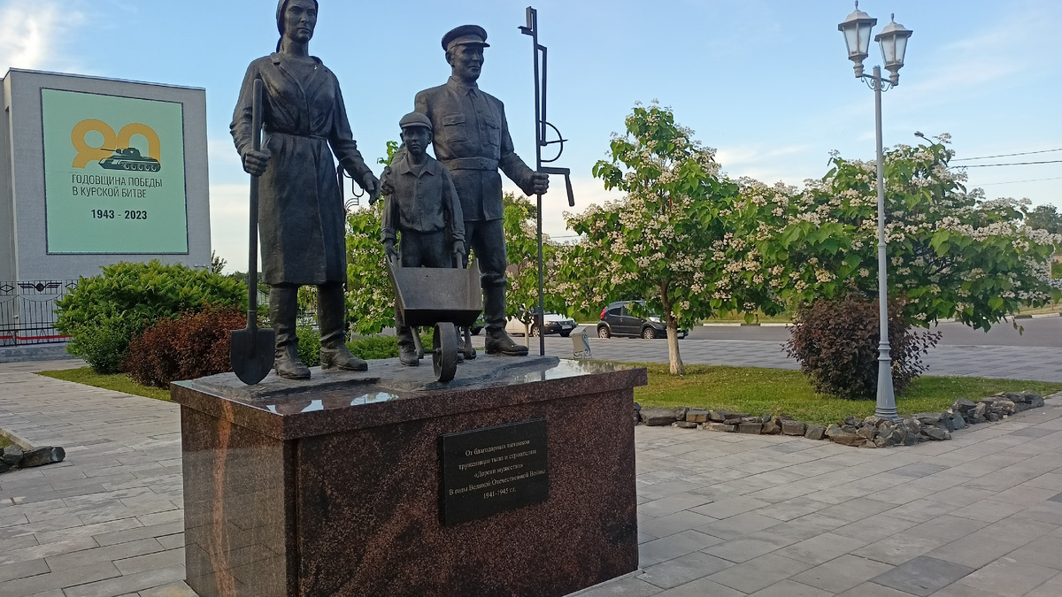 У Старооскольского ЖД вокзала. Чисто, аккуратно постриженные газоны, новая тротуарная плитка. Лепота!