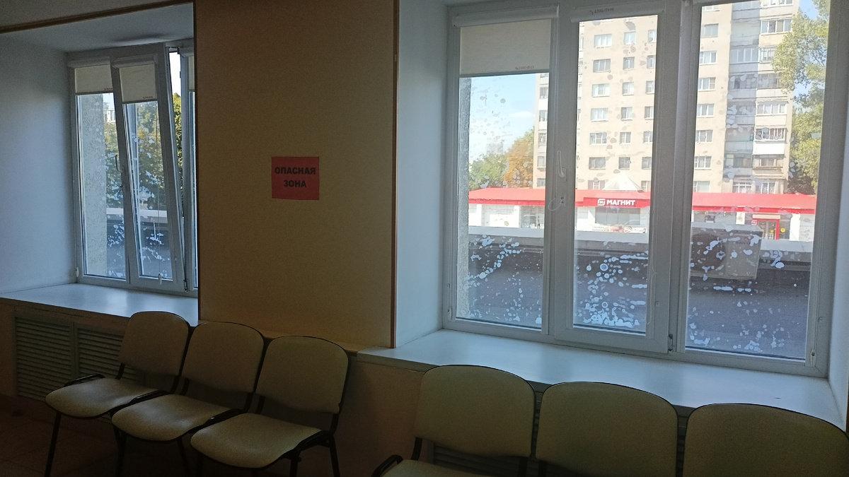 Стекла поликлиники, ЧТО НА МЕДСАНЧАСТИ,  оклеены бронированной пленкой. Она пузырится. На стене табличка с надписью "опасная зона", потому что именно из окон осколки могут залететь и ранить...