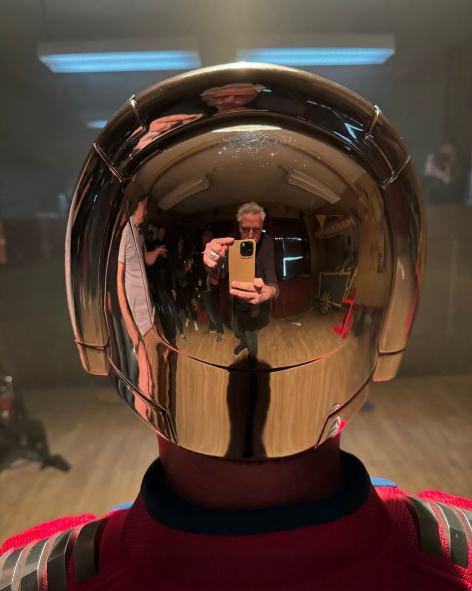     Кадр со съемок 2 сезона сериала «Миротворец» (2025) / Фото: Instagram*/jamesgunn / *соцсеть признана в России экстремистской и запрещена