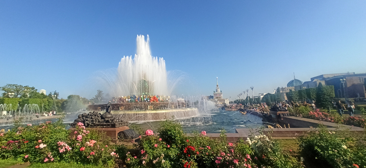 Каменный цветок весь в розах по периметру. Аромат непередаваемый