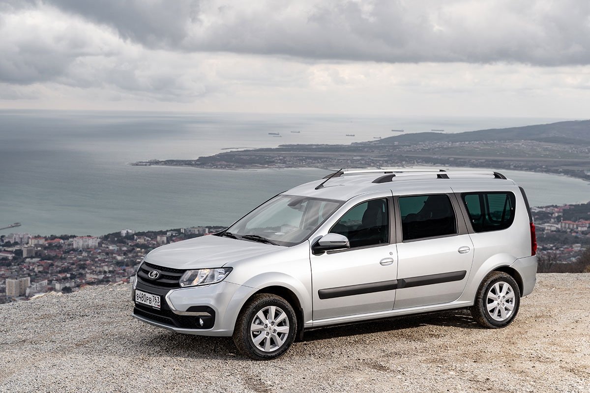 Lada Largus - от 1 660 000 руб. за пассажирскую версию с 8-клапанным двигателем и механической коробкой передач.